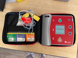 AED trainer (open)